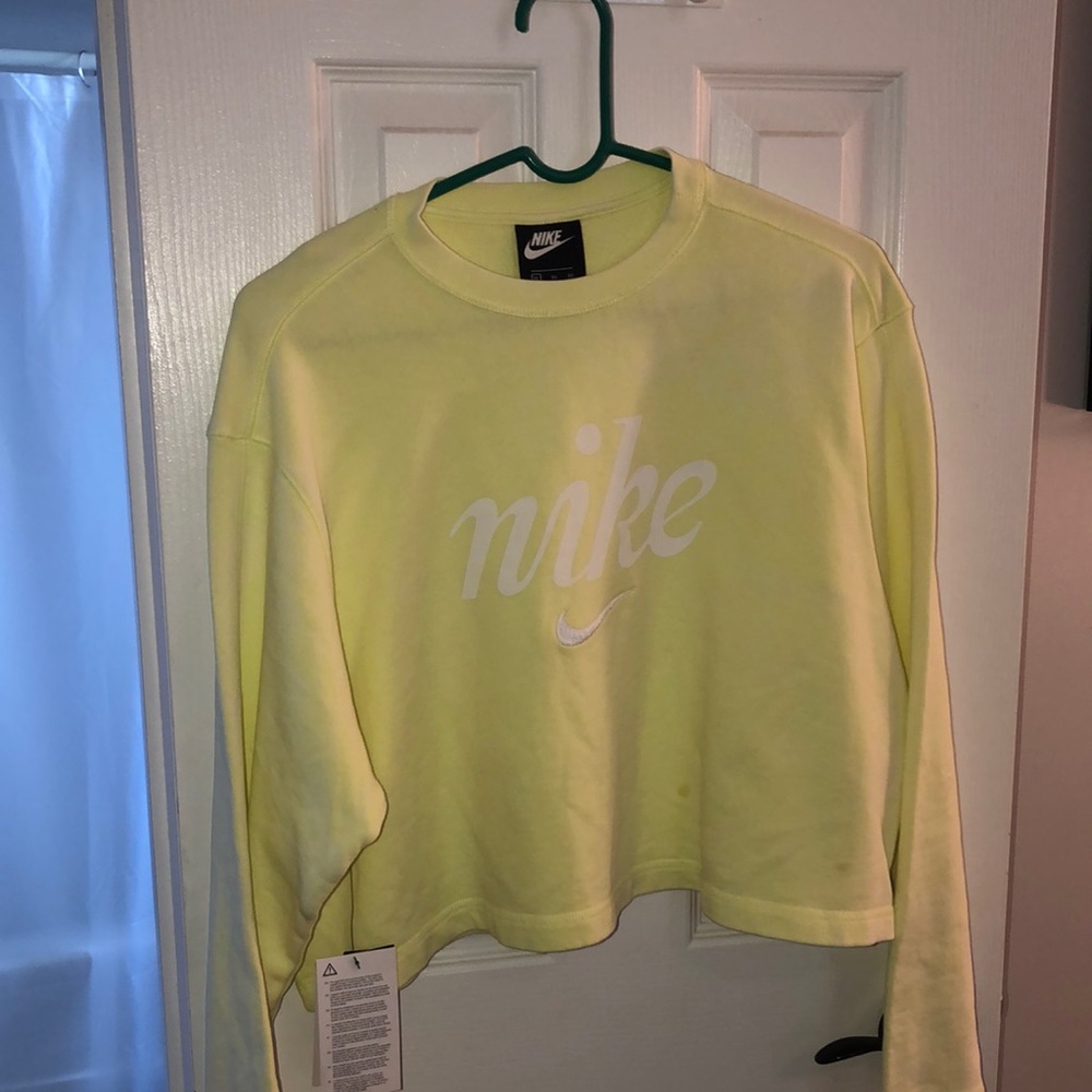 Nike woman’s sweater cropped never worn with tags! Pretty neon colour!